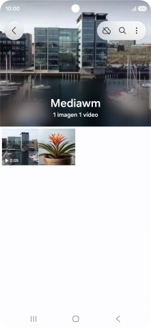 Mantén pulsados una fotografía o un vídeo durante unos instantes.