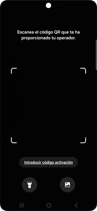 Coloca el código QR dentro del marco de la cámara del teléfono para escanearlo.