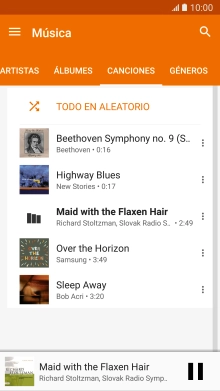 Pulsa la cubierta del álbum en la parte inferior de la pantalla.