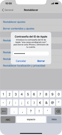 Introduce la contraseña de tu ID de Apple y pulsa Borrar. Espera unos instantes mientras el teléfono restablece la configuración predeterminada. Sigue las indicaciones de la pantalla para configurar el teléfono y dejarlo listo para su uso.