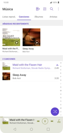 Pulsa el título de la canción en la parte inferior de la pantalla.