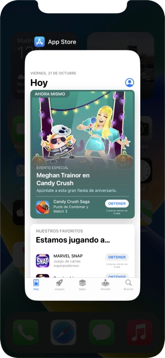 Arrastra hacia arriba la aplicación deseada para cerrarla.