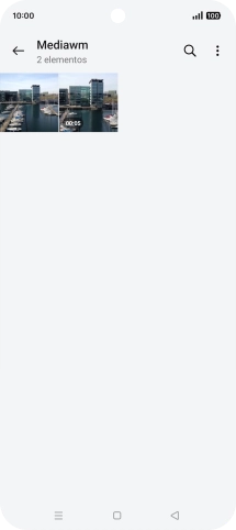 Mantén pulsado una fotografía o un vídeo durante unos instantes.