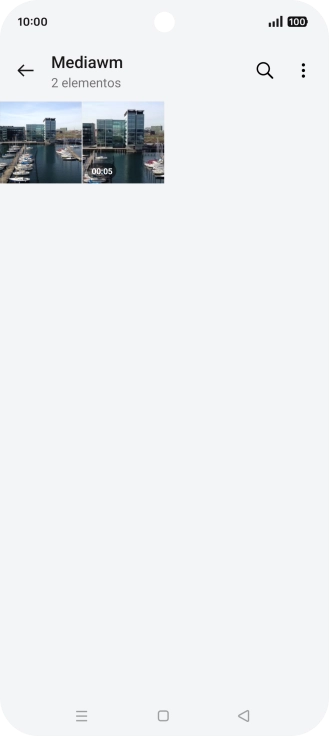 Mantén pulsado una fotografía o un vídeo durante unos instantes.