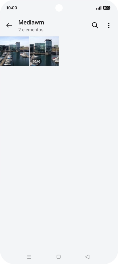 Mantén pulsado una fotografía o un vídeo durante unos instantes.