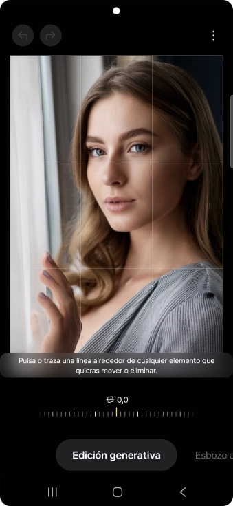 Para modificar el tamaño, eliminar o mover elementos en las fotografías o imágenes, pulsa Edición generativa.