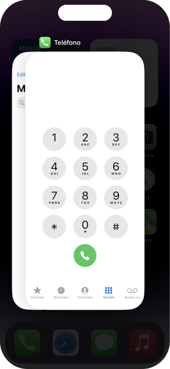 Arrastra hacia arriba la aplicación deseada para cerrarla.