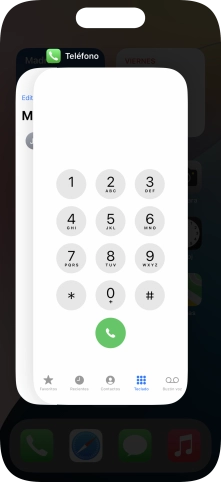 Arrastra hacia arriba la aplicación deseada para cerrarla.