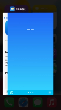Arrastra hacia arriba la aplicación deseada para cerrarla.