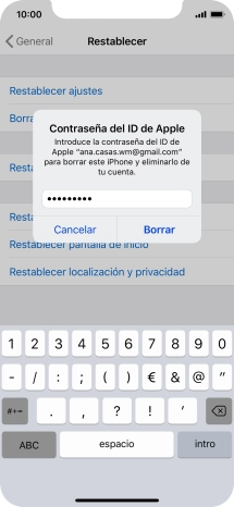 Introduce la contraseña de tu ID de Apple y pulsa Borrar. Espera unos instantes mientras el teléfono restablece la configuración predeterminada. Sigue las indicaciones de la pantalla para configurar el teléfono y dejarlo listo para su uso.