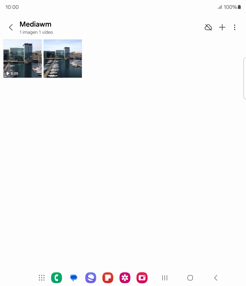 Mantén pulsado una fotografía o un vídeo durante unos instantes.