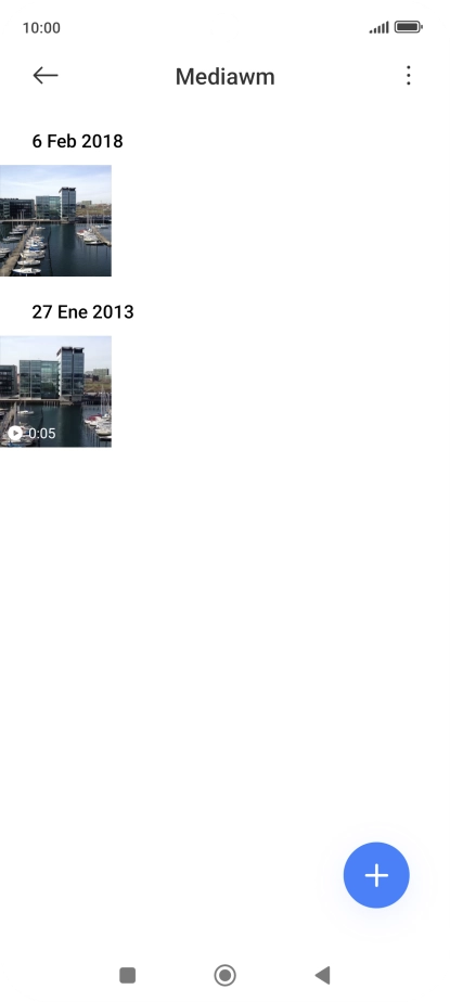 Mantén pulsado una fotografía o un vídeo durante unos instantes.