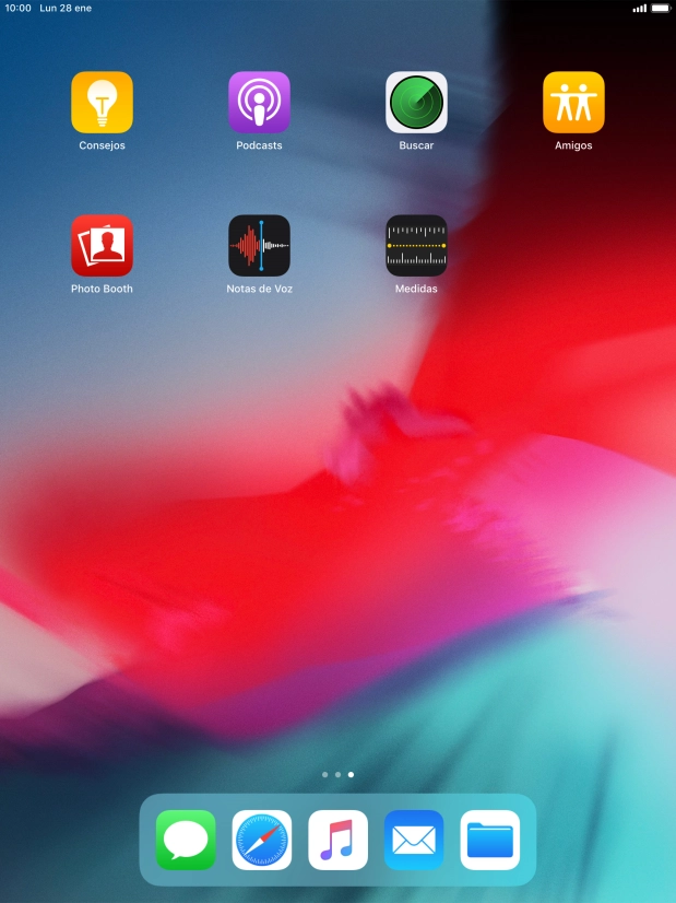 Pulsa la app deseada durante unos instantes hasta que los iconos empiecen a moverse.