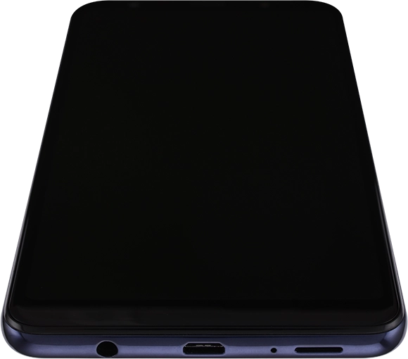 Conecta el cargador al conector y enchúfalo a una toma de corriente.