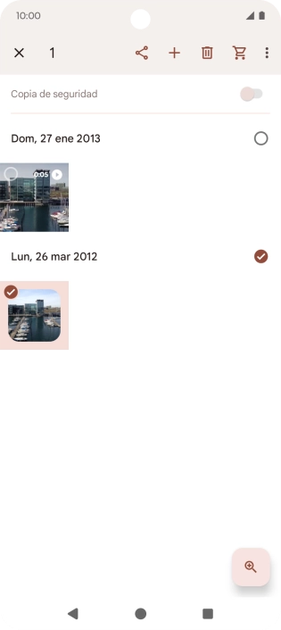 Pulsa las fotografías o los vídeos deseados para seleccionarlos.