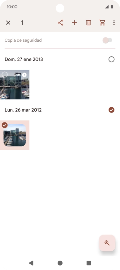 Pulsa las fotografías o los vídeos deseados para seleccionarlos.