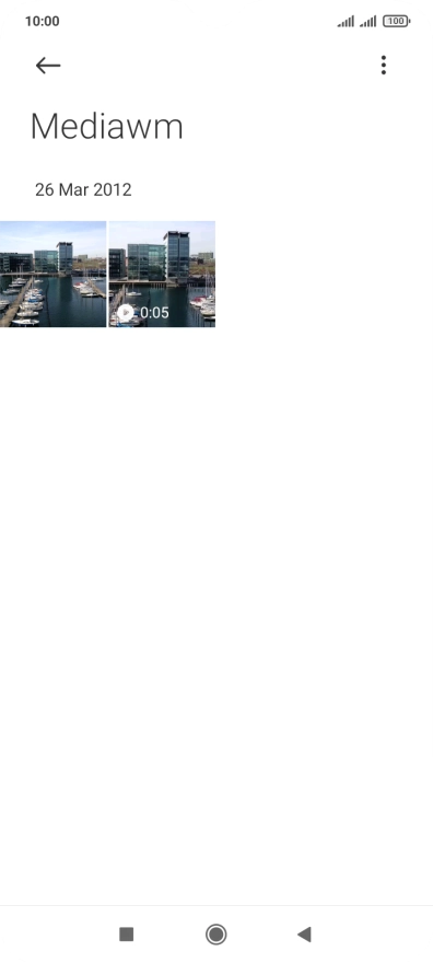 Mantén pulsados la fotografía o el videoclip deseados durante unos instantes.