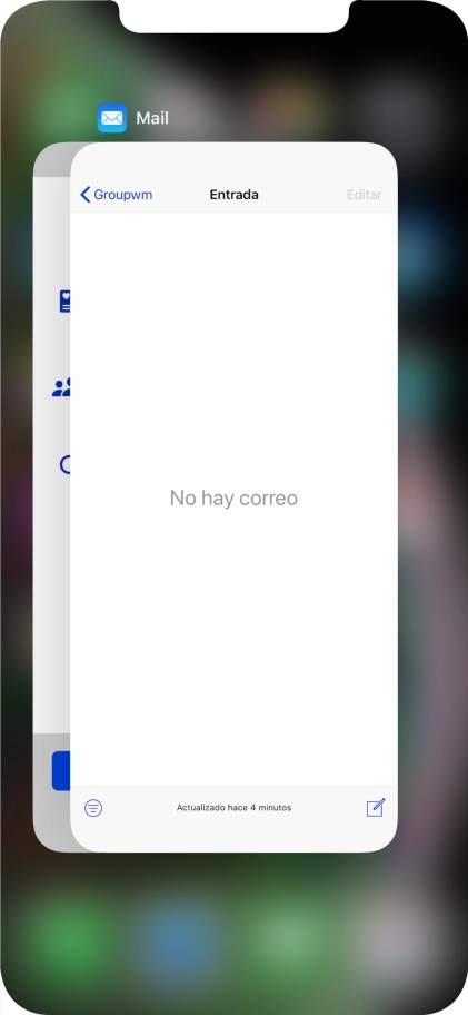 Arrastra hacia arriba la aplicación deseada para cerrarla.