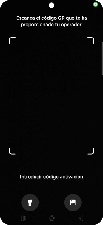 Coloca el código QR dentro del marco de la cámara del teléfono para escanearlo.