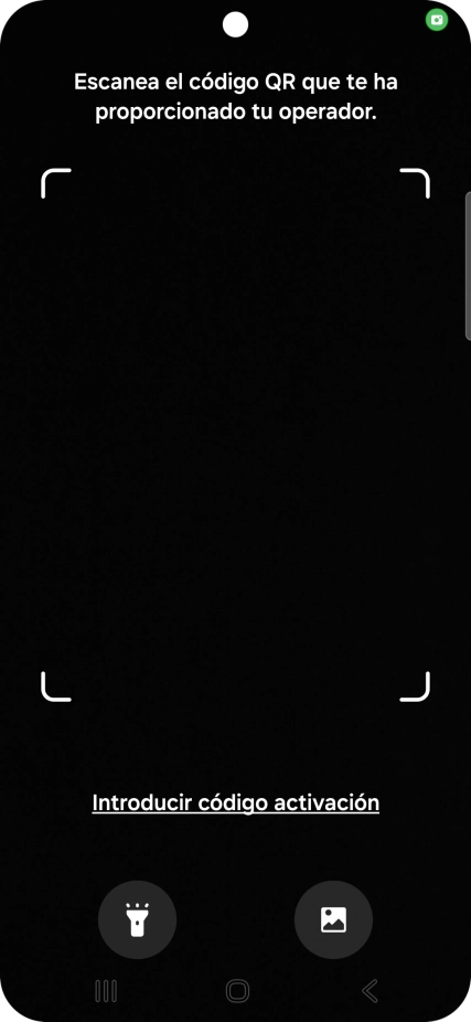 Coloca el código QR dentro del marco de la cámara del teléfono para escanearlo.