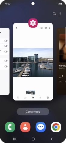 Para cerrar una sola aplicación en ejecución, desliza el dedo hacia arriba sobre la aplicación deseada.