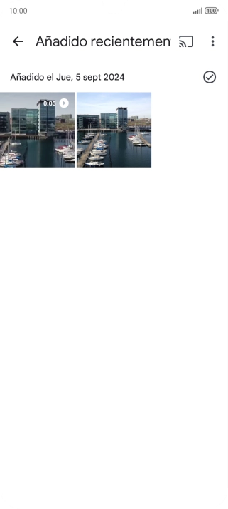 Mantén pulsados una fotografía o un vídeo durante unos instantes.