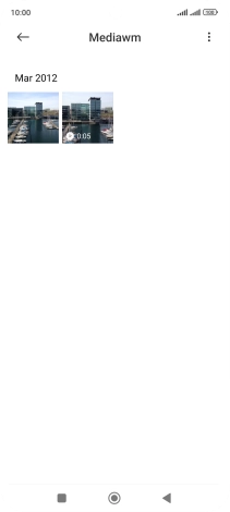 Mantén pulsados la fotografía o el videoclip deseados durante unos instantes.