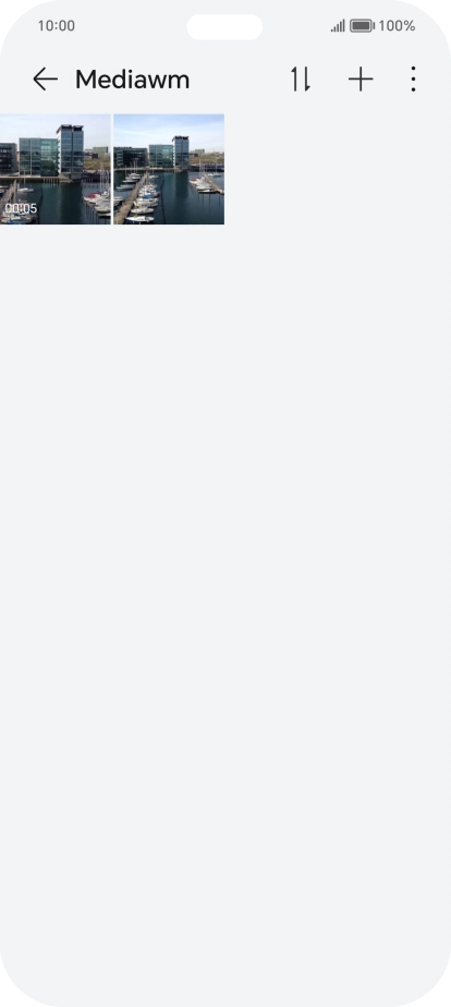 Mantén pulsado una fotografía o un vídeo durante unos instantes.