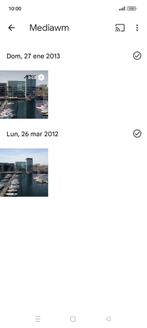 Mantén pulsados las fotografías o los vídeos deseados durante unos instantes.