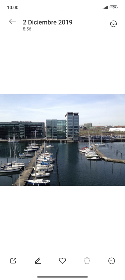 Desplázate a la fotografía deseada.