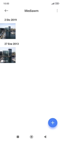 Mantén pulsado una fotografía o un vídeo durante unos instantes.