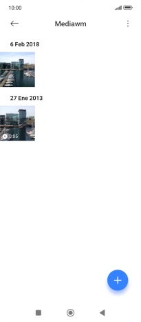 Mantén pulsados una fotografía o un vídeo durante unos instantes.