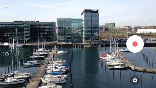 Si la cámara está activada, desliza el dedo hacia abajo por la pantalla para seleccionar el icono de vídeo.