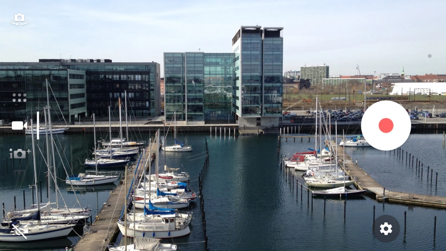 Si la cámara está activada, desliza el dedo hacia abajo por la pantalla para seleccionar el icono de vídeo.