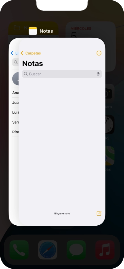 Arrastra hacia arriba la aplicación deseada para cerrarla.