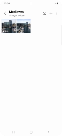 Mantén pulsado una fotografía o un vídeo durante unos instantes.