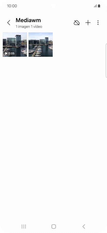 Mantén pulsado una fotografía o un vídeo durante unos instantes.