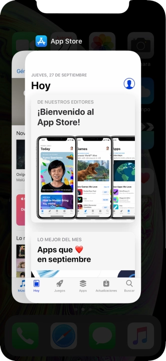 Arrastra hacia arriba la aplicación deseada para cerrarla.