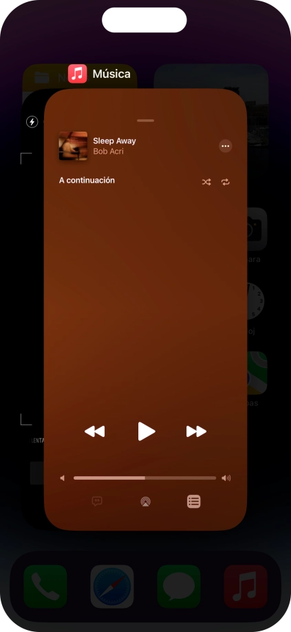 Arrastra hacia arriba la aplicación deseada para cerrarla.