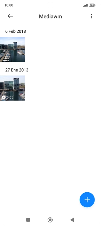 Mantén pulsado una fotografía o un vídeo durante unos instantes.