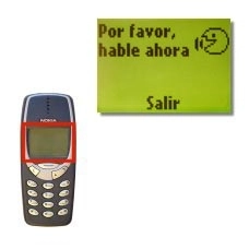Mantenga pulsado el botón del cable del kit de manos libres hasta que suene la señal y la pantalla muestre Por favor, hable ahora.Diga el comando vocal.El nombre y el número son confirmados en la pantalla y el teléfono realiza la llamada.