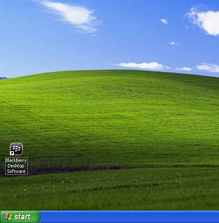 Start the program BlackBerry Desktop Software on your computer.Wait while the program establishes a connection to your phone.