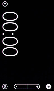 You have a number of other options when recording video clips using your phone's video recorder.Press the settings icon.Choose one of the following options:Select video size, go to 3a.