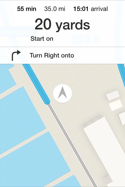 The navigation window with information about your route is displayed.The time of arrival, the travel time, the travel distance and the next route detail are displayed at the top of the display.Follow the verbal instructions or the instructions on the display to go to the selected destination.