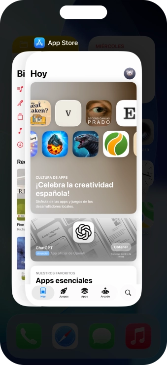 Arrastra hacia arriba la aplicación deseada para cerrarla.