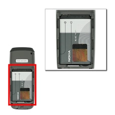 Coja la batería por la base para que se suelte.Extraiga la batería.