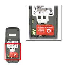 Coloque la tarjeta SIM en el contenedor de la tarjeta SIM de modo que la esquina biselada de la tarjeta SIM coincida con la esquina biselada del contenedor.Baje la pestaña y presiónela suavemente hasta que haga 