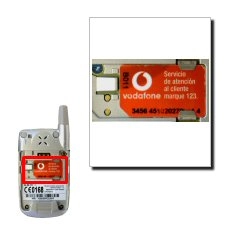 Presione el cierre de la tarjeta SIM para poder deslizar la tarjeta fuera del contenedor.Retírela con cuidado.