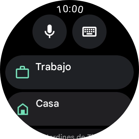 Pulsa el icono de micrófono y di en alto el destino deseado.