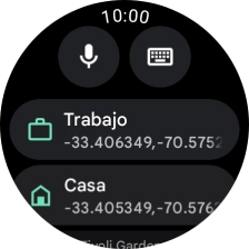 Pulsa el icono de micrófono y di en alto el destino deseado.